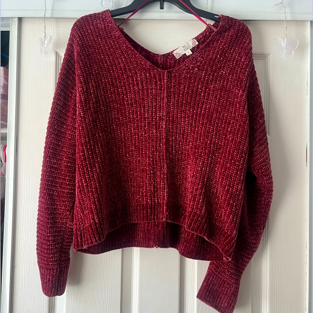 Maroon color, very think and warm. Slightly cropped.